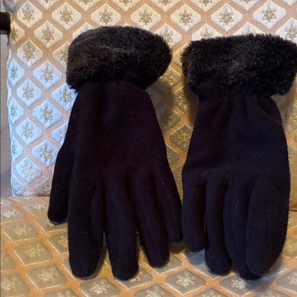 Black and Gray Hat and Gloves Set - Picture 4 of 5